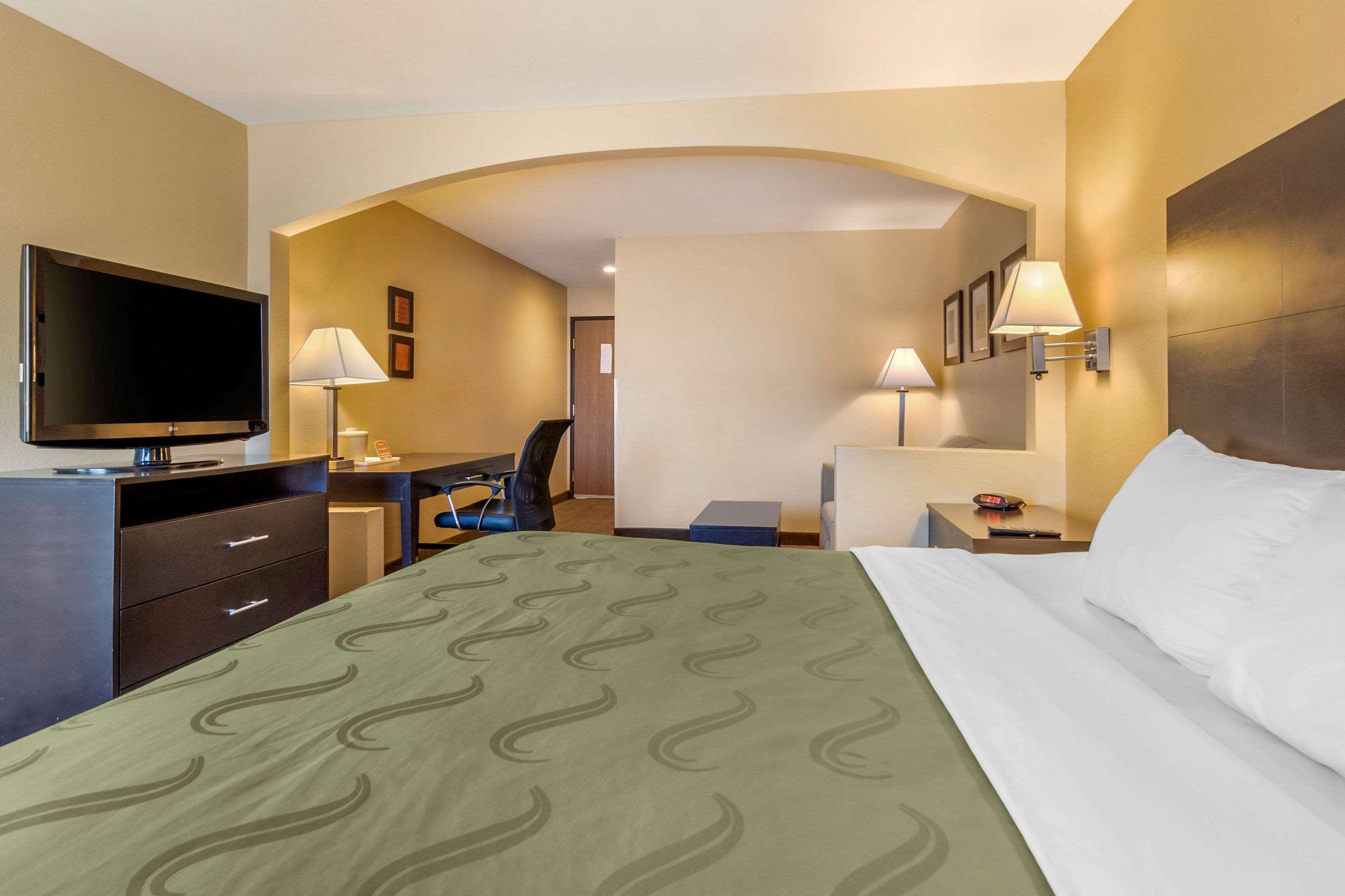 Quality Inn & Suites Lenexa Kansas City Exterior photo