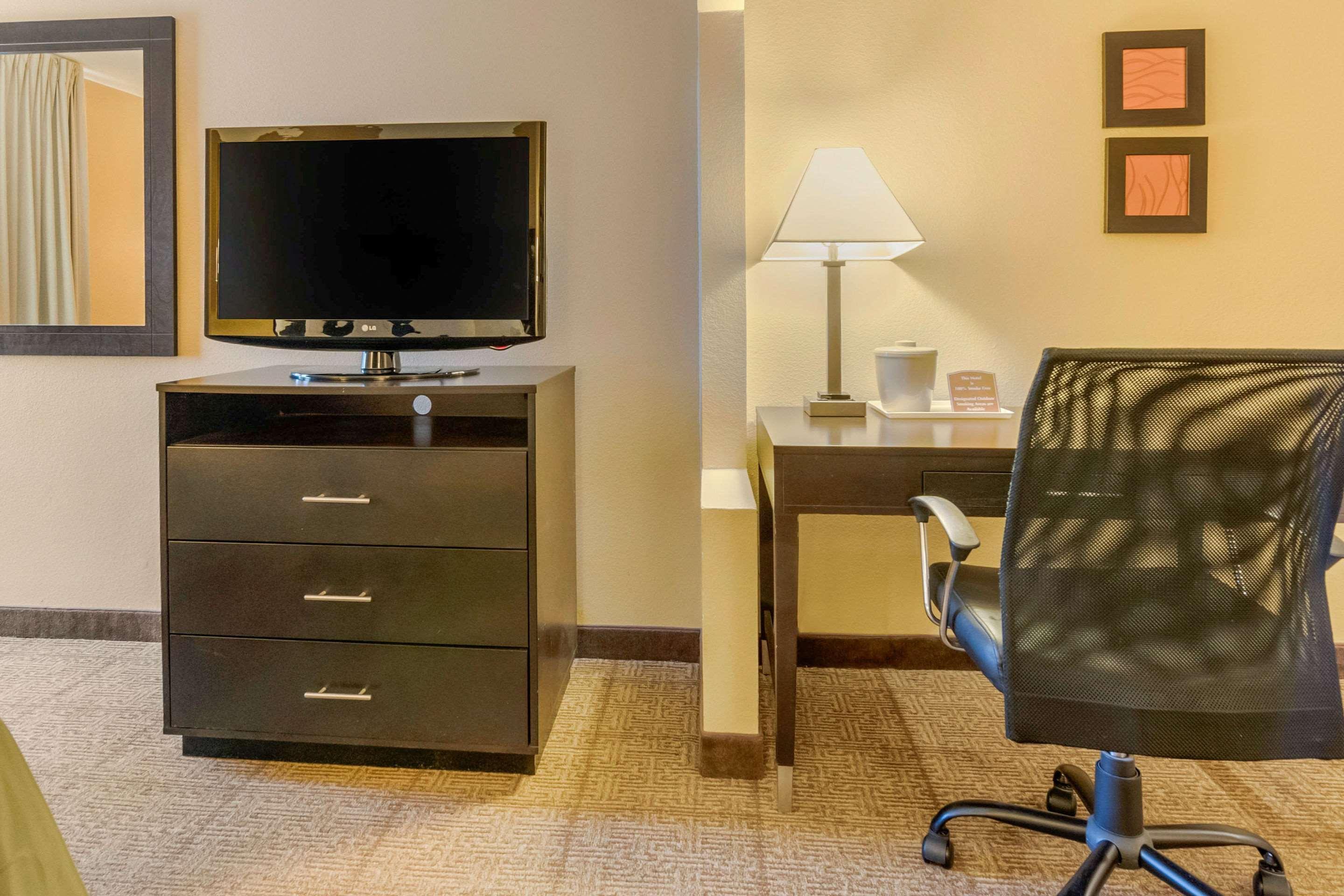 Quality Inn & Suites Lenexa Kansas City Exterior photo