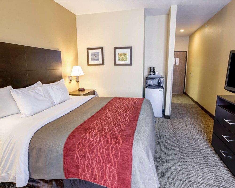 Quality Inn & Suites Lenexa Kansas City Exterior photo