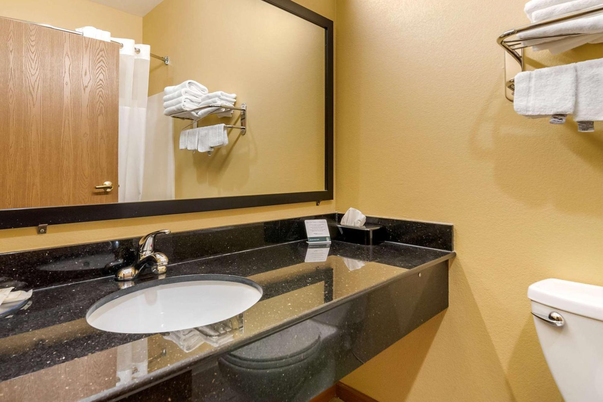 Quality Inn & Suites Lenexa Kansas City Exterior photo