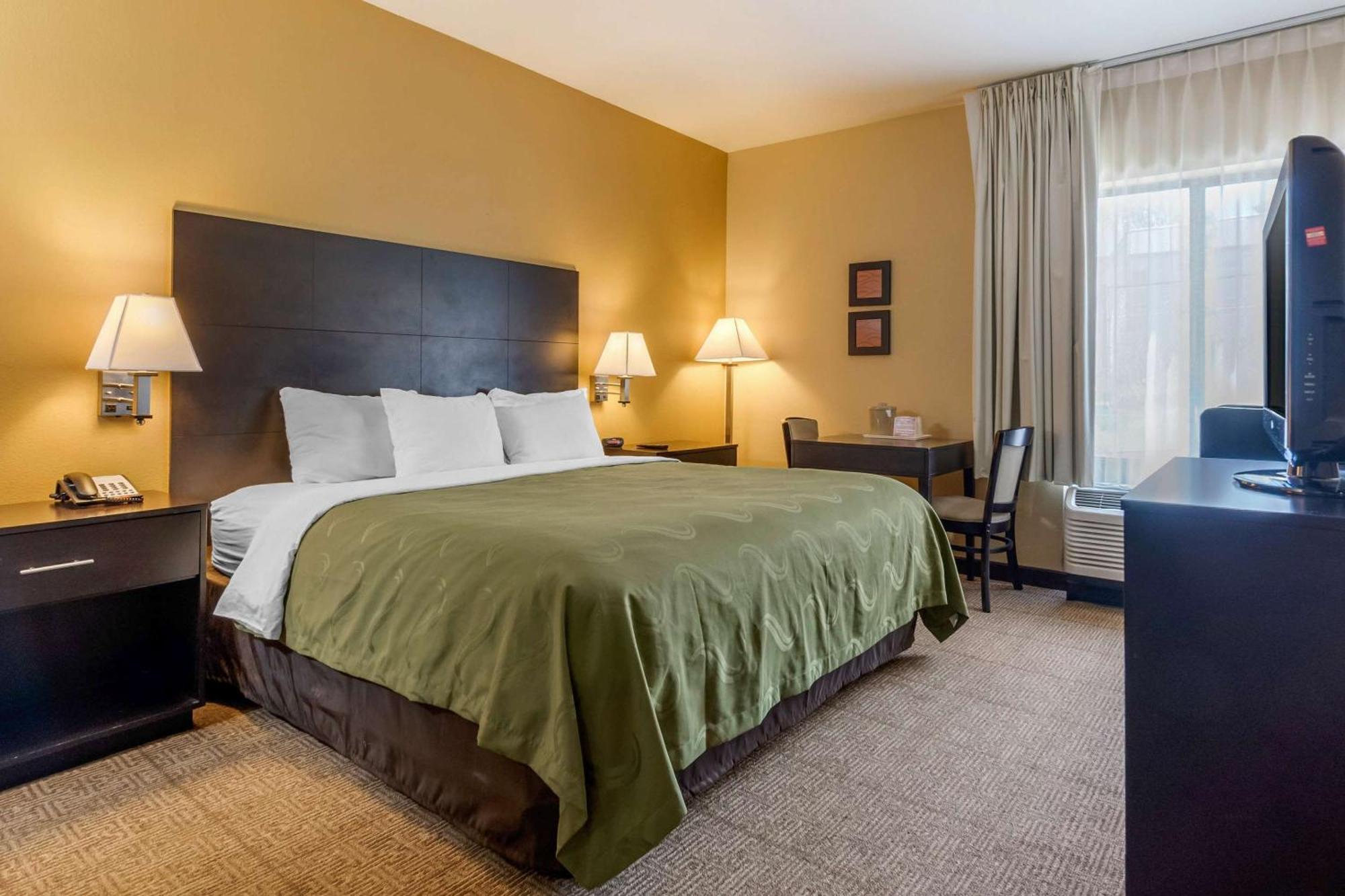 Quality Inn & Suites Lenexa Kansas City Exterior photo