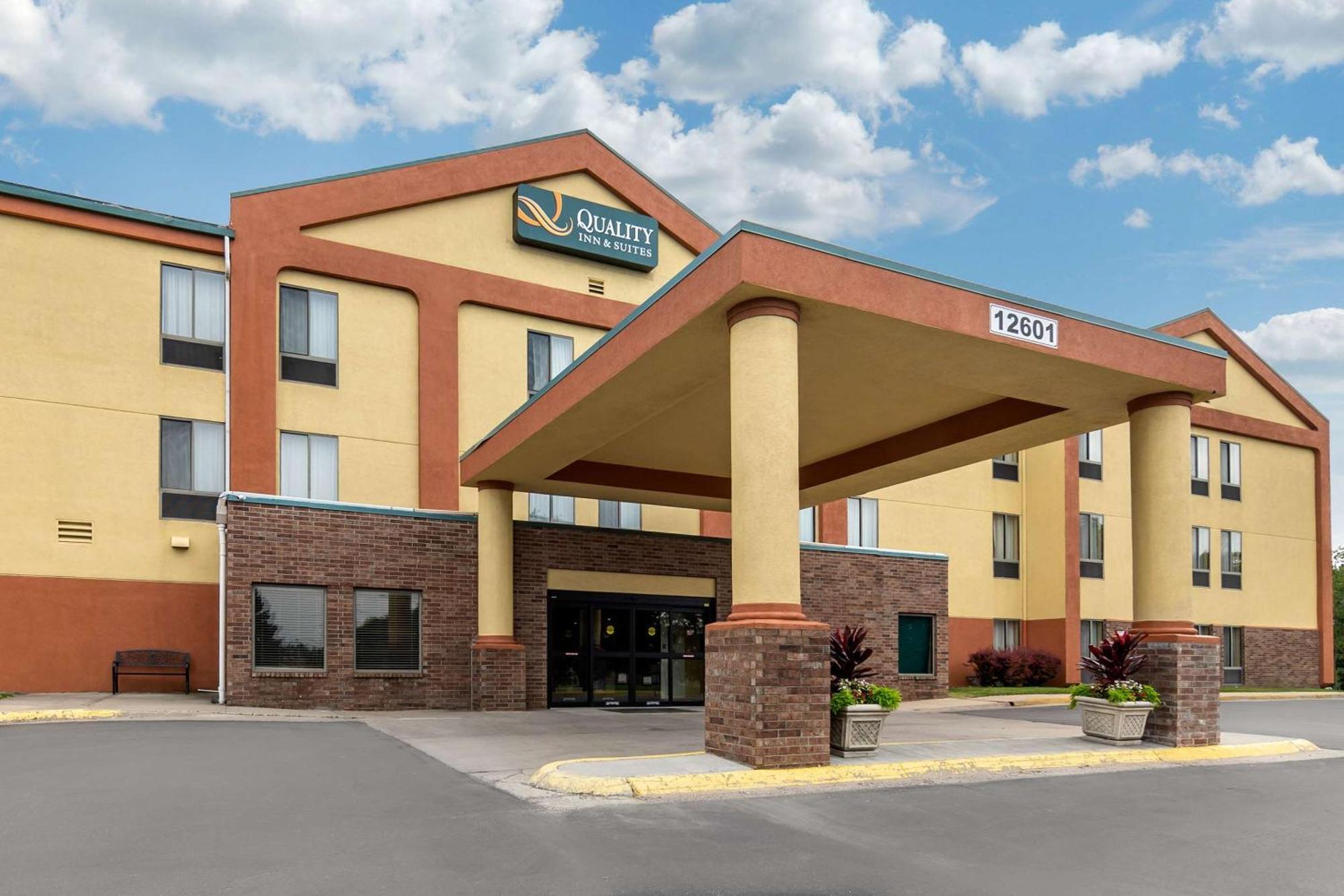 Quality Inn & Suites Lenexa Kansas City Exterior photo
